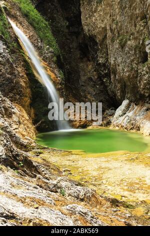 Parole chiave: cascata, soca, fiume, acqua, Slovenia, parco, stream, Triglav, montagna, nazionale, turchese, natura, pietra, roccia, gorge, bella natura Foto Stock