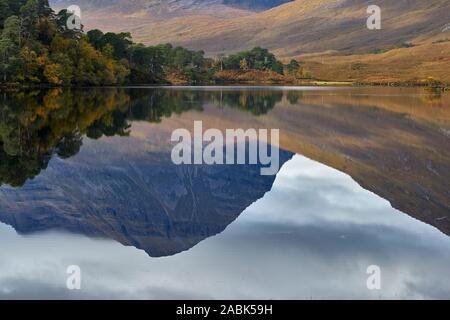 Liathach riflessa in Loch Clair, Torridon, Wester Ross, Highland, Scozia Foto Stock