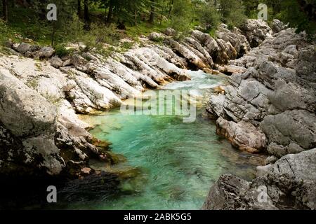 Parole chiave: fiume, soca, Slovenia, acqua, la natura, il verde paesaggio, bella, parco, montagna, nazionale, valley, turchese, Triglav, roccia, pietra, blu Foto Stock