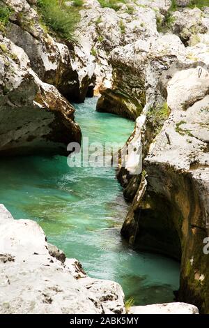 Parole chiave: fiume, soca, Slovenia, acqua, la natura, il verde paesaggio, bella, parco, montagna, nazionale, valley, turchese, Triglav, roccia, pietra, blu Foto Stock