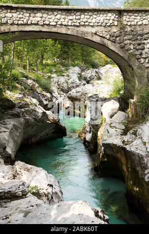 Parole chiave: soca, fiume, bridge, acqua, Slovenia, natura, parco nazionale, Scenic, paesaggio, alpi, Triglav, stream, verde all'aperto, viaggi, smeraldo, per Foto Stock