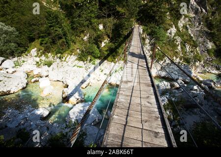 Parole chiave: soca, fiume, bridge, acqua, Slovenia, natura, parco nazionale, Scenic, paesaggio, alpi, Triglav, stream, verde all'aperto, viaggi, smeraldo, per Foto Stock