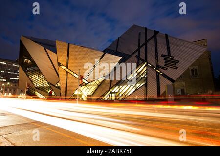 Editoriale: TORONTO - 27 agosto: Il Royal Ontario Museum di notte il 27 agosto 2015 a Toronto in Canada. Il controverso facciata della ROM è stato desig Foto Stock