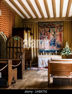 Il Re della cappella, il Castello di Leeds. Xv secolo arazzo da Strasburgo. Adorazione dei Magi. Altare d'argento Croce dal Royal College of nursing. Foto Stock