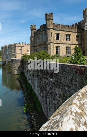 Il Castello di Leeds e fossato lago e riflessi. Parete di tamponamento. Revetment parete e un bastione. Spazio di copia, nessun popolo. Gloriette e castello principale dalla parete. Foto Stock