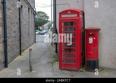 Due britannici icone telefono rosso Casella e Mail Box Bridge Street Kirkwall Orkney continentale vintage rosso iconica ghisa vetro BT British Telecom Gene GPO Foto Stock