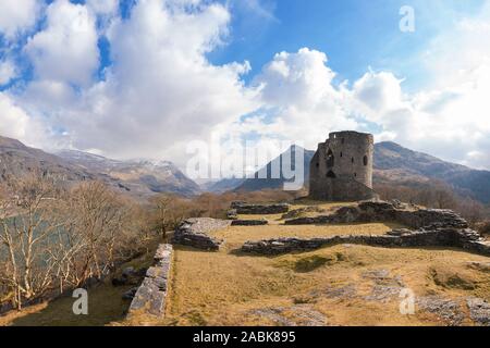 Dolbadarn Castle, un tredicesimo secolo fortificazione alla base di Llanberis passano nel Galles del Nord, Regno Unito Foto Stock