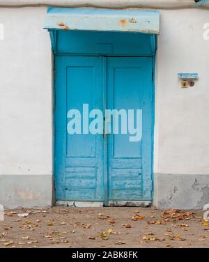 Porta di legno di un vecchio garage abbandonato Foto Stock