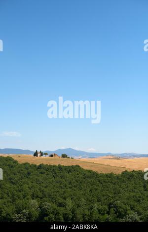 Una vista in lontananza la cappella della Madonna di Vitaleta Capella e l'estate campagna Toscana paesaggio della Val d'Orcia, Pienza, Toscana, Italia Europa Foto Stock