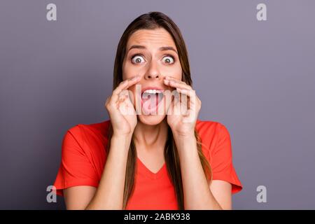 Foto di crazy terrorizzato lady tenendo le mani vicino alla bocca che urlavano spaventati sos vedi street serial killer gli occhi pieni di paura casual wear t-shirt Foto Stock