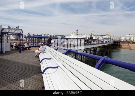 Vista da qui su di Eastbourne Pier è l'inconfondibile architettura vittoriana del 1870s. Foto Stock