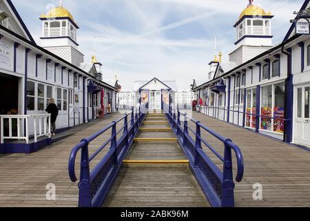 Vista da qui su di Eastbourne Pier è l'inconfondibile architettura vittoriana del 1870s. Foto Stock