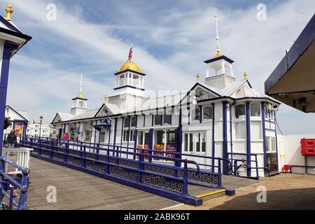 Vista da qui su di Eastbourne Pier è l'inconfondibile architettura vittoriana del 1870s. Foto Stock