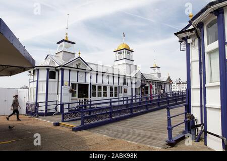 Vista da qui su di Eastbourne Pier è l'inconfondibile architettura vittoriana del 1870s. Foto Stock