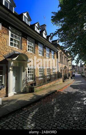 Vista di Georgian case di pietra nel fienile Hill, Stamford town; Lincolnshire; Inghilterra; Regno Unito Foto Stock