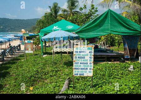 17.11.2019, Phuket, Thailandia, Asia - un segno annuncia per massaggi in tende su Karon Beach, una destinazione di vacanza popolare con i turisti russi. Foto Stock