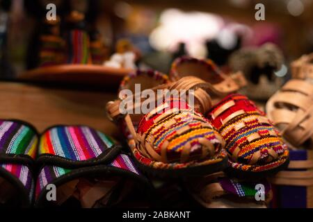 Tipico guatemalteco scarpe colorate Foto Stock