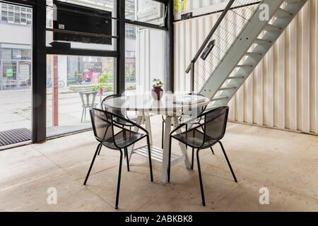 L'interno del temporaneo spazio creativo Plug-in Paviljoen al plug-in City building Strijp S, Eindhoven, Paesi Bassi Foto Stock