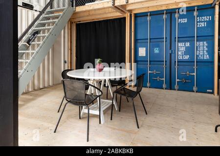 L'interno del temporaneo spazio creativo Plug-in Paviljoen al plug-in City building Strijp S, Eindhoven, Paesi Bassi Foto Stock