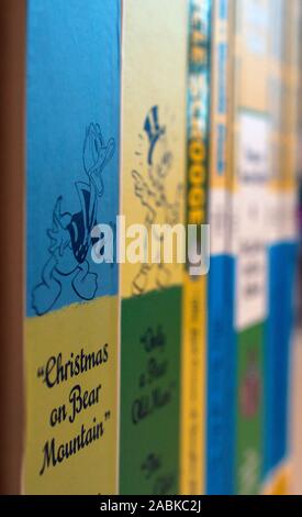 Close-up di una collezione di Don Rosa e Carl Barks comic opere su Uncle Scrooge McDuck e Donald Duck Foto Stock