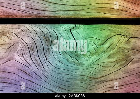 A grana di legno tavole texture con un effetto arcobaleno sfondo multicolore, pastello, gradiente luminoso su un disco di legno di superficie del materiale. Modello di fresco e luminoso Foto Stock