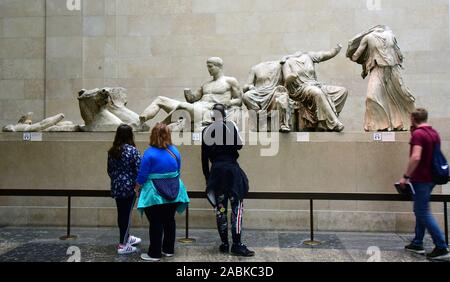 Londra, Regno Unito. 06 Sep, 2019. Visitatori stand nella parte anteriore del Partenone sculture. Il pezzi noto come 'Elgins marmi' sono stati recuperati dalla Grecia per anni. Essi sono stati rapiti da Atene all'inizio del XIX secolo e venduta al museo nel 1817. Credito: Waltraud Grubitzsch/dpa-Zentralbild/ZB/dpa/Alamy Live News Foto Stock