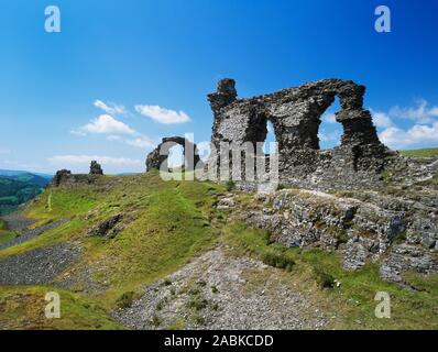 Castell Dinas Brân, Llangollen. Grande fossato, rovine di parete sud, hall e la torre. Foto Stock