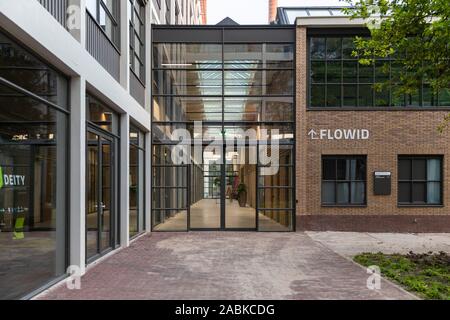 Eindhoven, Paesi Bassi, 30 giugno 2019. Il vetro della porta di ingresso di uno dei sidewings della nuova architettura TQ edificio sulla prossima distri Foto Stock