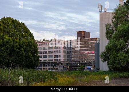 Eindhoven, Paesi Bassi, 30 giugno 2019. La facciata frontale e la parte esterna dei vecchi edifici di Philips si è trasformato in city loft sul quartiere di prossima uscita Foto Stock