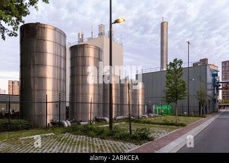 Eindhoven, Paesi Bassi, 30 giugno 2019. I serbatoi in metallo dell'impianto a biomassa al prossimo Strijp distretto T in una giornata di sole con le nuvole Foto Stock