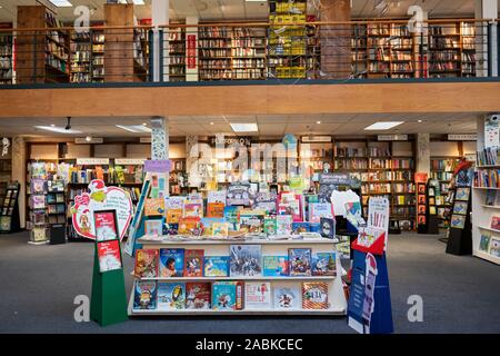 Il libro per bambini la sezione e le pile al piano di sopra al libro Revue, un nuovo & usato book shop a Huntington, Long Island, New York. Foto Stock