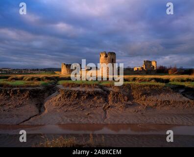 Flint Castle, Flintshire, il Galles del Nord. Castello medievale visto da paludi di marea sul bordo del fiume Dee. Foto Stock
