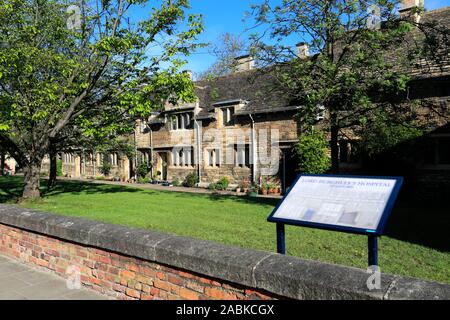 Gli alberi di ciliegio al Lord Burghley Ospedale gli ospizi di carità, Stamford Town, Lincolnshire County, England, Regno Unito Foto Stock