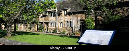 Gli alberi di ciliegio al Lord Burghley Ospedale gli ospizi di carità, Stamford Town, Lincolnshire County, England, Regno Unito Foto Stock