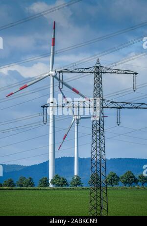 Windräder und Strommasten nahe Springe, Niedersachsen, Deutschland Foto Stock