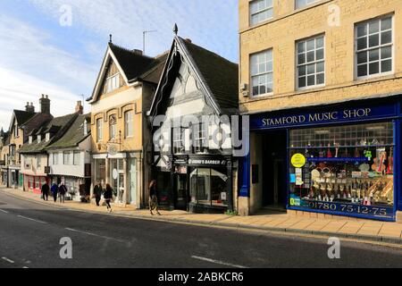 Negozi in Saint Marys Street, georgiano città mercato di Stamford, Lincolnshire County, England, Regno Unito Foto Stock