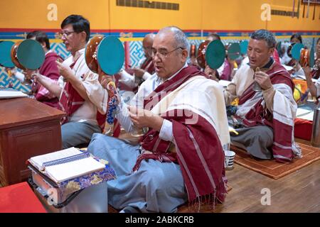 Devoti fedeli buddisti pregare e meditare a un mensile Throma Puja a un tempio in Elmhurst, Queens, a New York City. Foto Stock