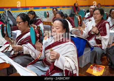 Devoti fedeli buddisti pregare e meditare a un mensile Throma Puja a un tempio in Elmhurst, Queens, a New York City. Foto Stock