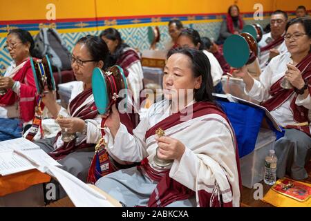 Devota worshippesr buddista pregare e meditare a un mensile Throma Puja a un tempio in Elmhurst, Queens, a New York City. Foto Stock