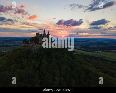 Veduta aerea del Castello Hohenzollern durante il tramonto. Germania in estate Foto Stock