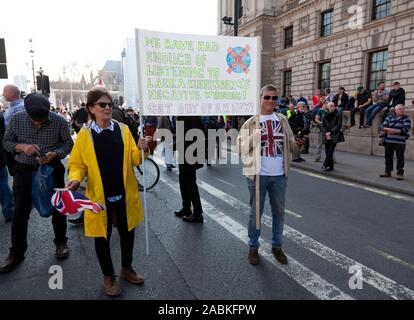 I manifestanti con striscioni, dimostrare al Parlamento verde contro il ritardo di Brexit, nel giorno in cui il Regno Unito dovrebbe avere lasciato l'UE Foto Stock