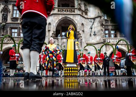 Domenica 6 gennaio Münchner Kindl sarà spiegare la tradizione della Schäfflertanz a Marienplatz a Monaco di Baviera superiore). [Traduzione automatizzata] Foto Stock