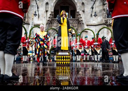 Domenica 6 gennaio Münchner Kindl sarà spiegare la tradizione della Schäfflertanz a Marienplatz a Monaco di Baviera superiore). [Traduzione automatizzata] Foto Stock