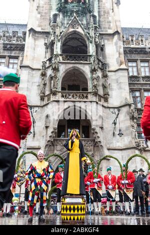 Domenica 6 gennaio Münchner Kindl sarà spiegare la tradizione della Schäfflertanz a Marienplatz a Monaco di Baviera superiore). [Traduzione automatizzata] Foto Stock