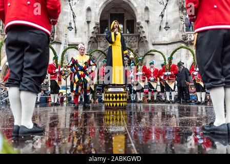 Domenica 6 gennaio Münchner Kindl sarà spiegare la tradizione della Schäfflertanz a Marienplatz a Monaco di Baviera superiore). [Traduzione automatizzata] Foto Stock