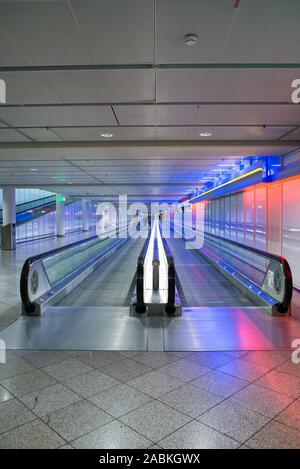 Tapis roulant all'aeroporto di Monaco di Baviera [traduzione automatizzata] Foto Stock