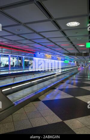 Tapis roulant all'aeroporto di Monaco di Baviera [traduzione automatizzata] Foto Stock