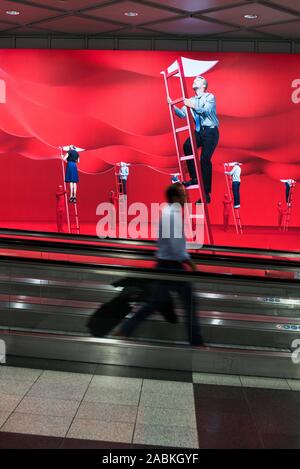 Tapis roulant all'aeroporto di Monaco di Baviera [traduzione automatizzata] Foto Stock