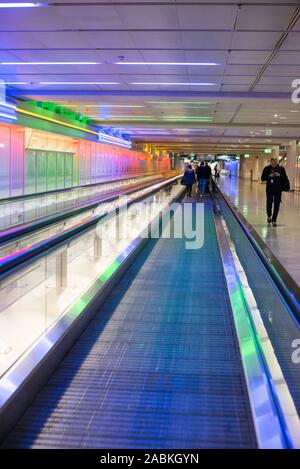 Tapis roulant all'aeroporto di Monaco di Baviera [traduzione automatizzata] Foto Stock