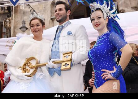 Trono del carnevale Narhalla il principe e il principe Fabrician io e la principessa Sarah I su Monaco di Baviera Marienplatz. Nella foto la coppia principesca con il simbolico municipio chiave. [Traduzione automatizzata] Foto Stock